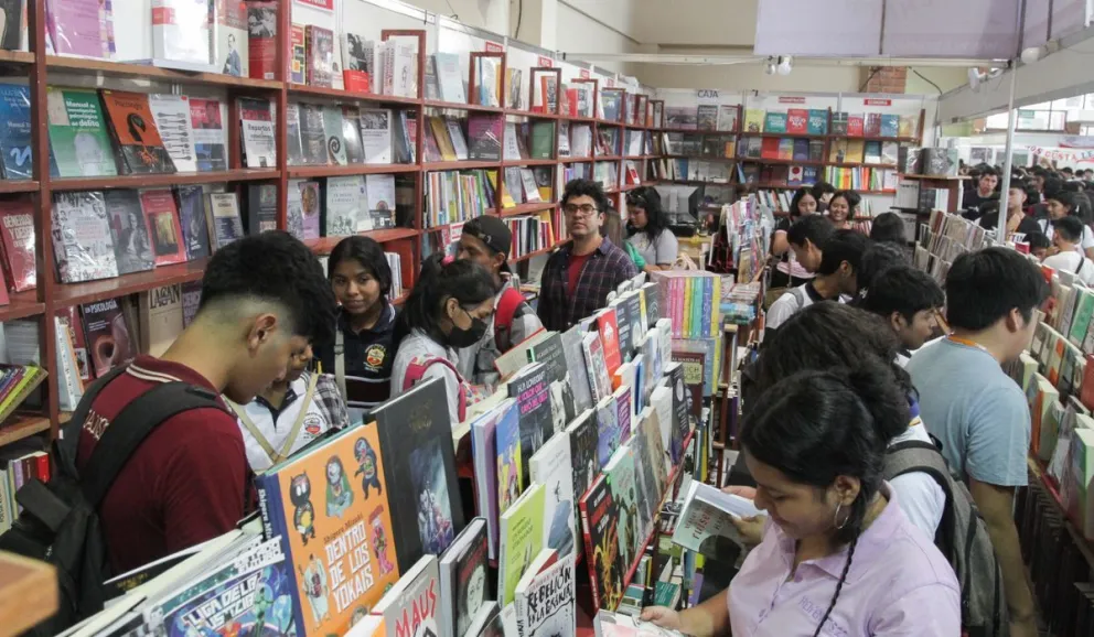 Visitantes en Feria Internacional del Libro de Santa Cruz. Foto: Cortesía 