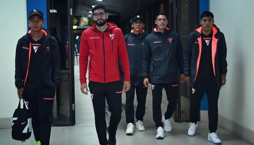 El plantel de la banda roja en un viaje anterior. Foto: Club Always Ready.