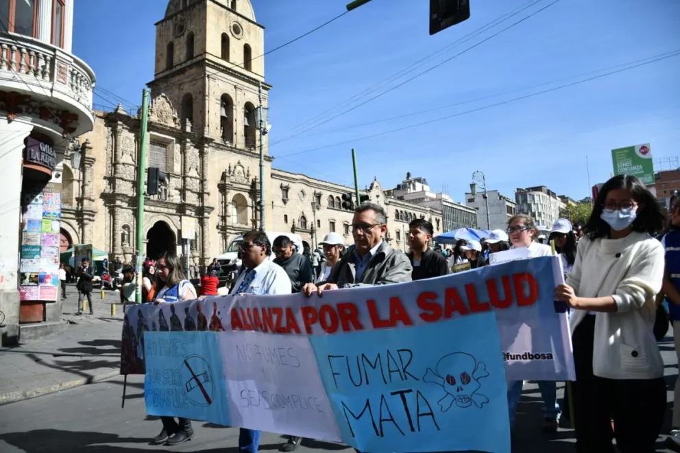 La movilización de un grupo de personas en La Paz por el Día Mundial Sin Tabaco, este viernes. Foto: APG 