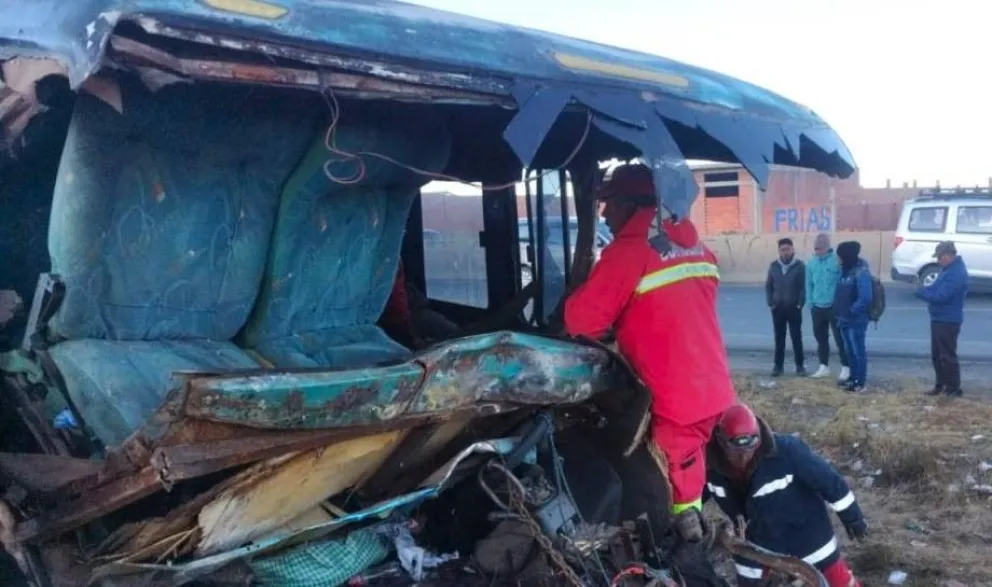 Personal de rescate de la Policía en el bus accidentado. Foto: Unitel
