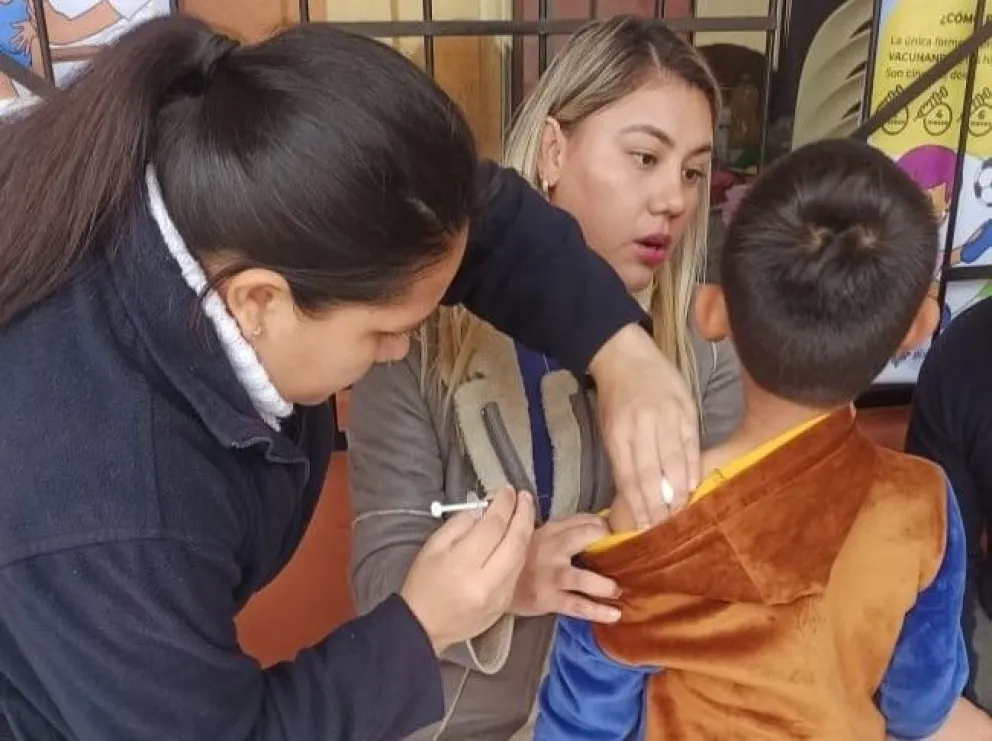 Una enfermera vacuna contra la influenza a un niño. Foto: Sedes Santa Cruz
