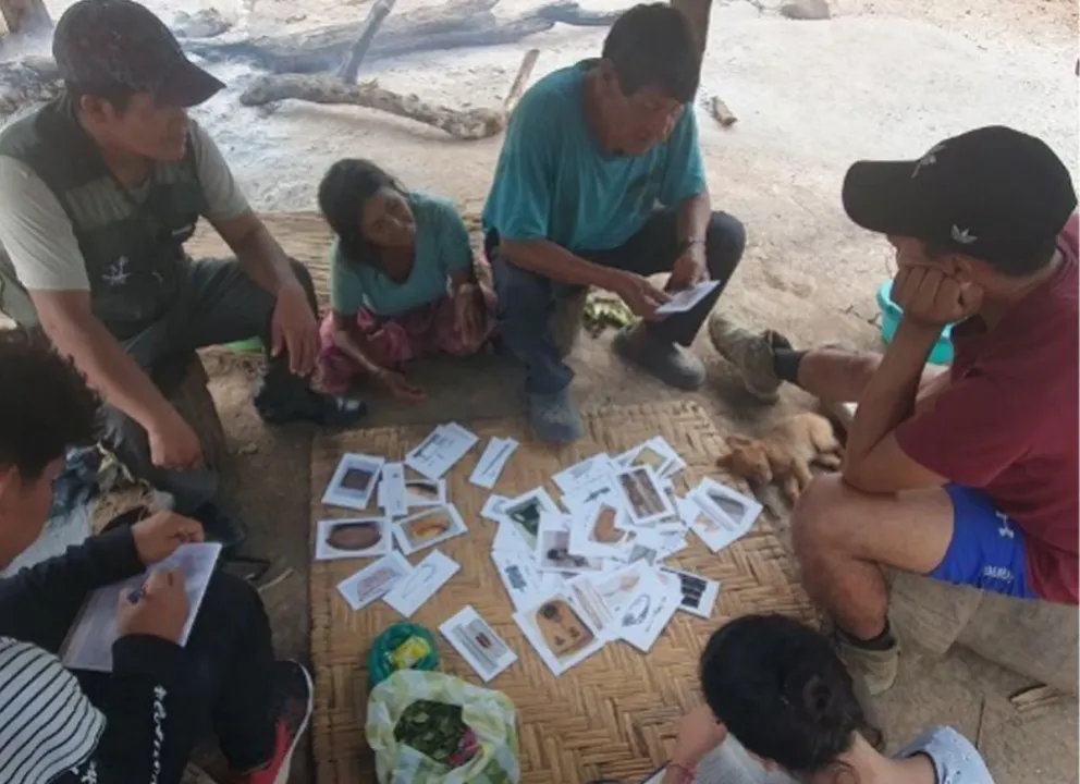 Investigador comparte los catálogos con su comunidad antes de emprender el viaje.    FOTO: Proyecto Heritage and Territoriality