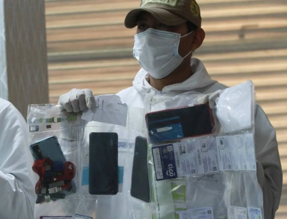 Las pruebas que se encontraron en el edificio que fue allanado por la Policía en Santa Cruz.  Foto: APG