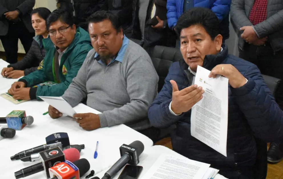 El ministro de Obras Públicas, Édgar Montaño, y los dirigentes del transporte cooperativista. Foto: APG