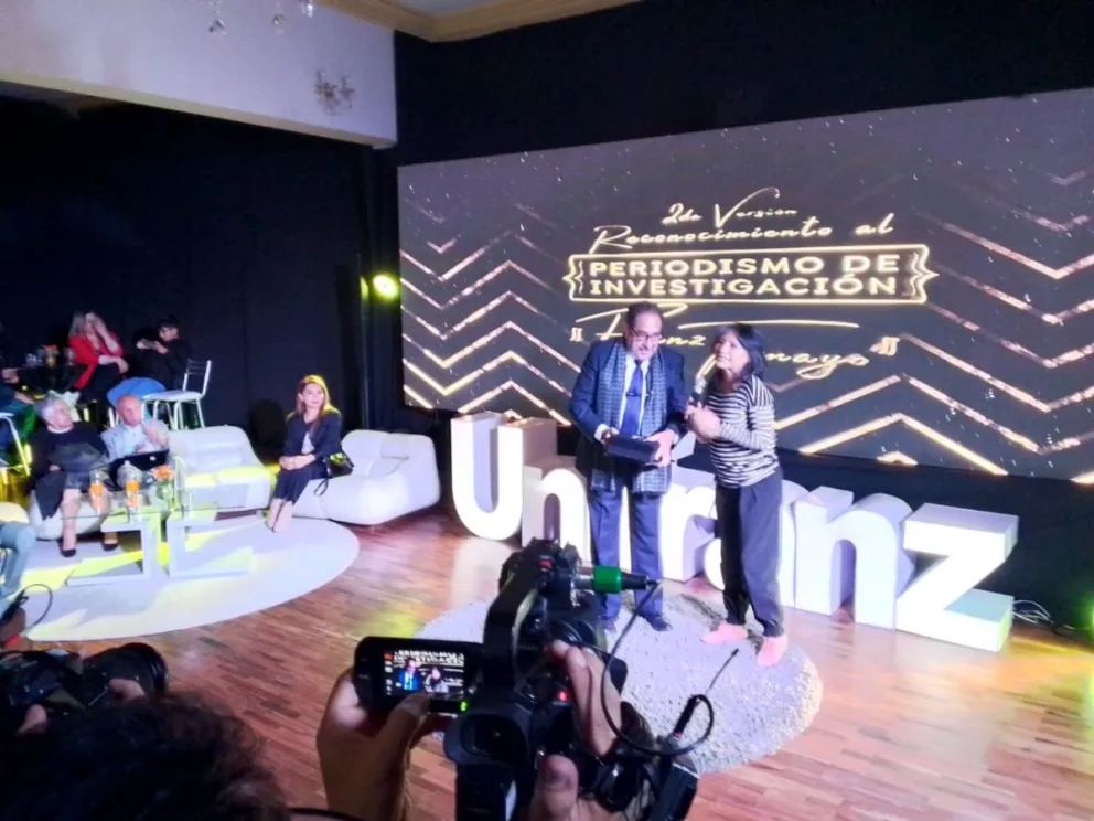 Juan Cristóbal Soruco recibe el reconocimiento de manos de su colega Zulema Alanes.  Foto: Visión 360