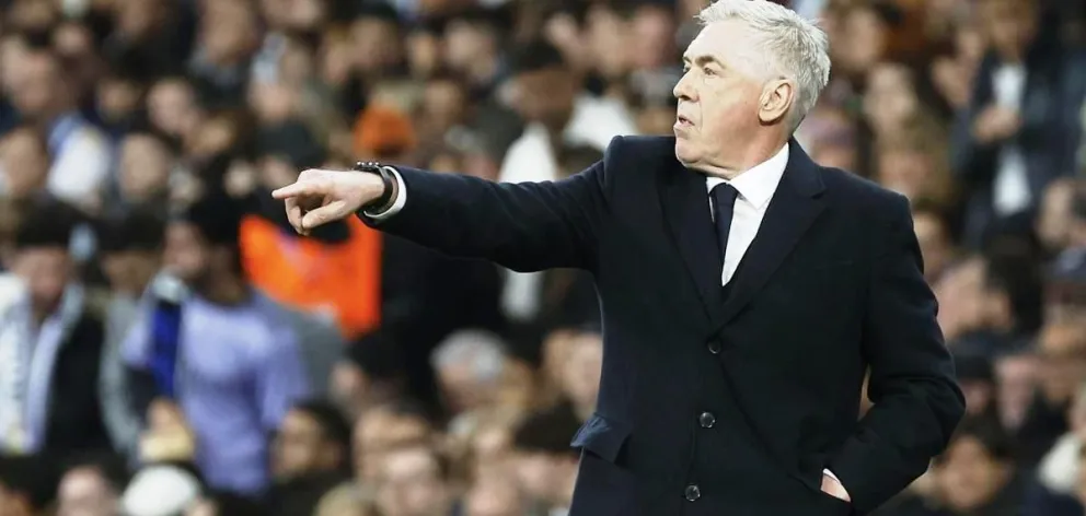 El director técnico italiano Carlo Ancelotti sostiene la 'Orejona'. Foto: EFE.