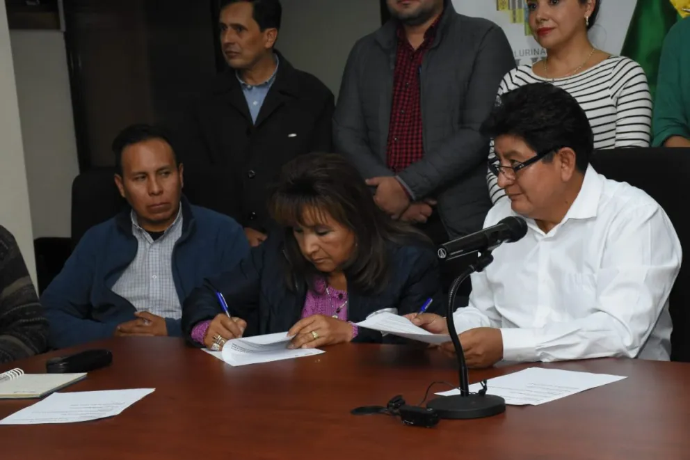 El ministro de Obras Públicas, Édgar Montaño, firma acuerdo con transportistas. Foto: APG