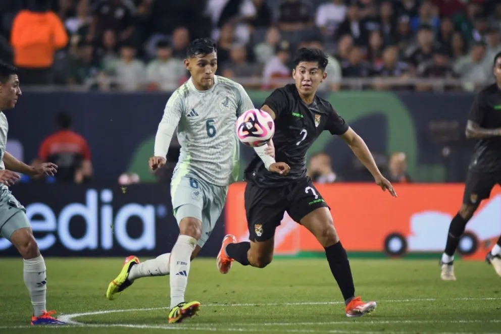 El volante boliviano Terceros (de negro) lucha la pelota con el mexicano Ambríz. Foto: FBF.