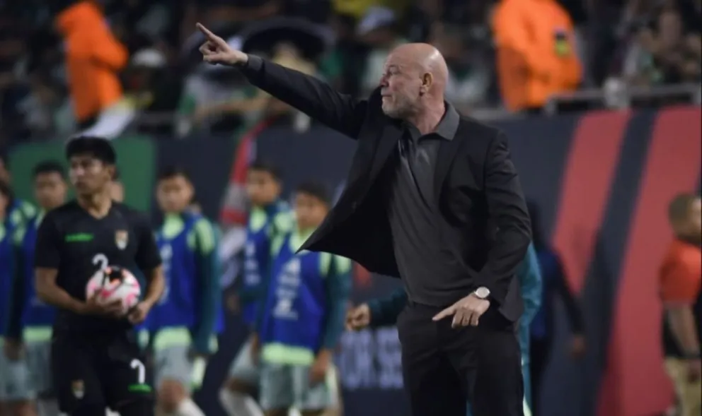 Zago da instrucciones en el amistoso con México. Foto: FBF.