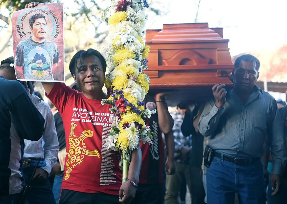 Imagen de archivo de familiares y amigos del activista Samir Flores, cuando trasladaron sus restos al panteón comunitario de Amilcingo, municipio de Temoac en el estado de Morelos (México). Foto: EFE / Tony Rivera
