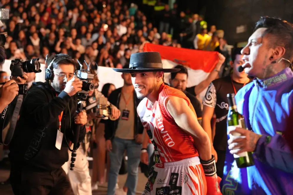 El influencer Chivito Carrasco, en su llegada al evento de apoyo a los albergues de mascotas. Foto: Facebook Eduardo del Castillo