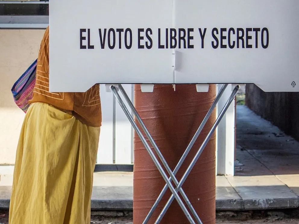 Fotografía de archivo del 5 de junio del 2022, donde se observa a una persona emitiendo su voto en el municipio de Tehuantepec (México). Foto: EFE