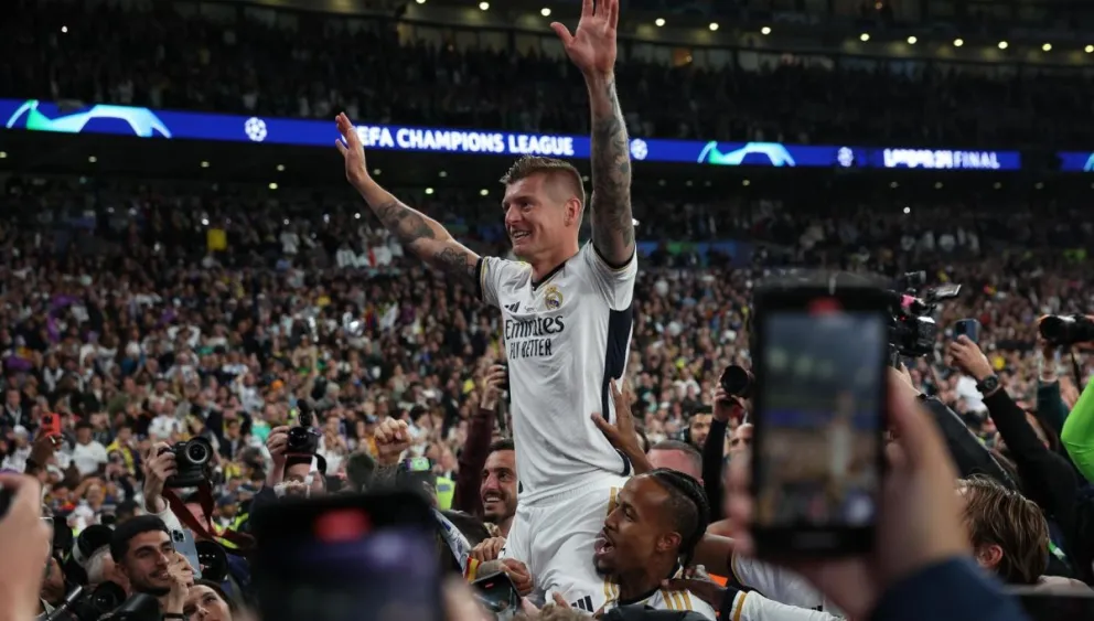 El festejo de Kroos llevado en andas por integrantes del Real Madrid. Foto: EFE