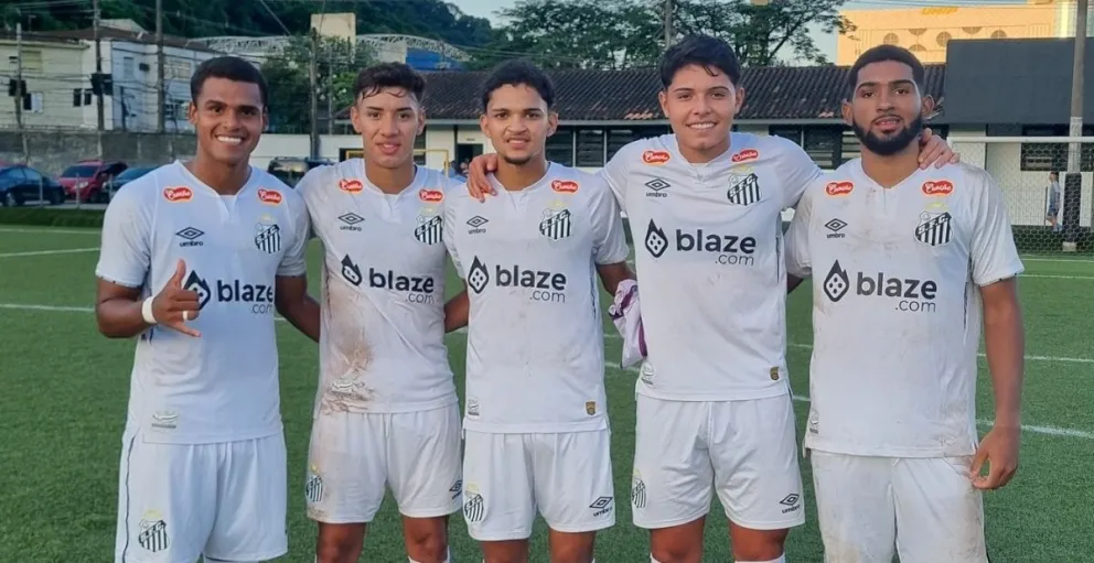 Monteiro (izq.), con sus compañeros que también anotaron goles para Santos contra Portuguesa. Foto: Santos FC