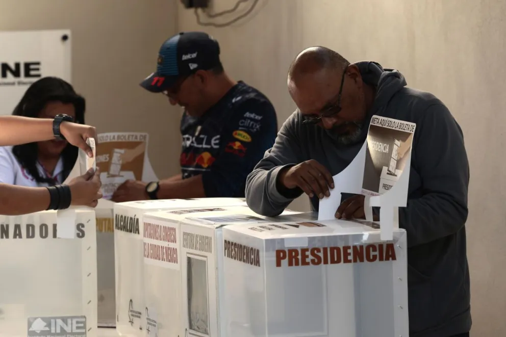 Funcionarios realizan el armado de casillas para las votaciones este domingo, en la Ciudad de México. Foto: EFE / Alex Cruz