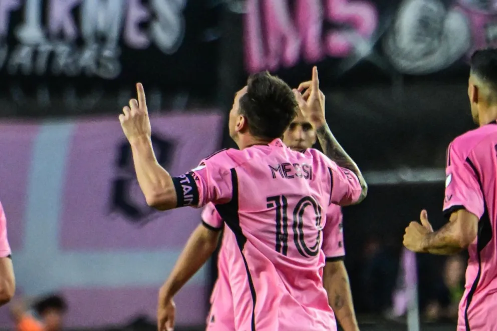 Messi celebra el gol que anotó ante el Saint Louis, este sábado. Foto EFE