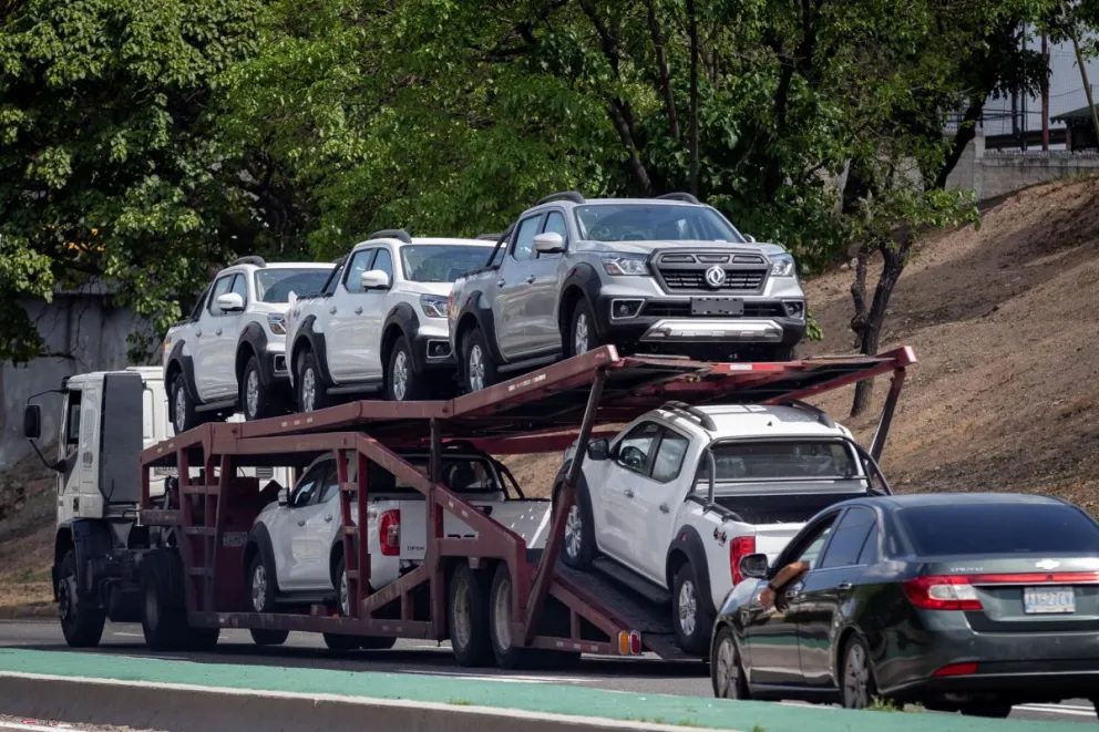 Fotografía de vehículos chinos nuevos, en Caracas (Venezuela). Foto: EFE