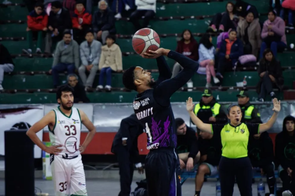 Un basquebolista de Kinwa (de morado) hace un lanzamiento en el duelo con Básquetbol La Paz. Foto: Kinwa Club.