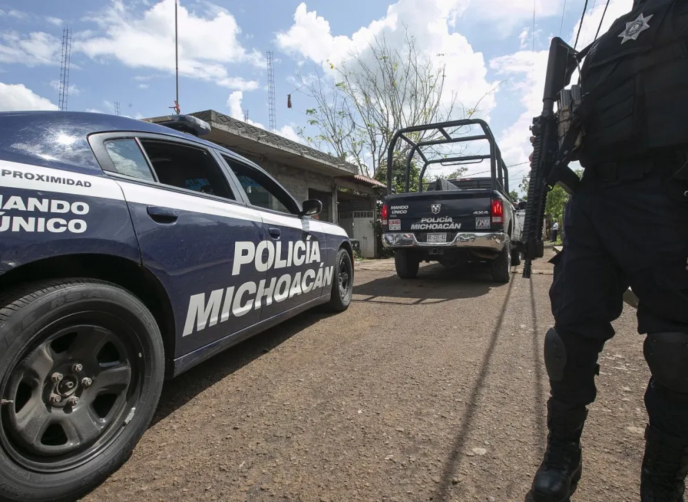 Imagen de archivo de policías estatales que custodian el lugar donde fue asesinado un candidato, en Michoacán (México). Foto: EFE