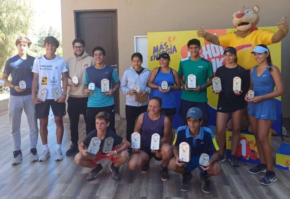 Algunos de los campeones en Tarija. Foto: Federación Boliviana de Tenis.