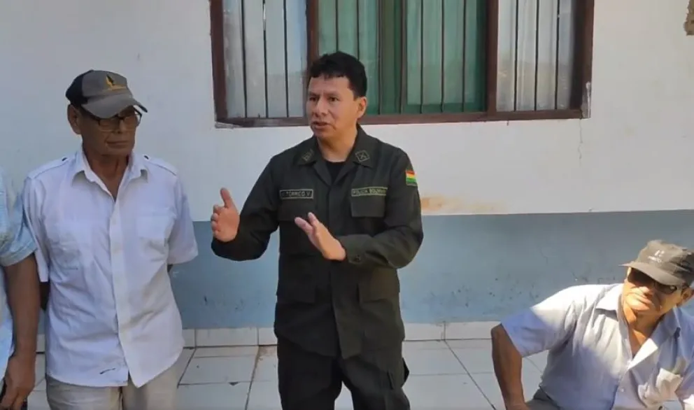 El comandante departamental de la Policía de Beni, Helsner Torrico, se reúne con autoridades de Santa Ana del Yacuma. Foto: Jarajorechi noticias