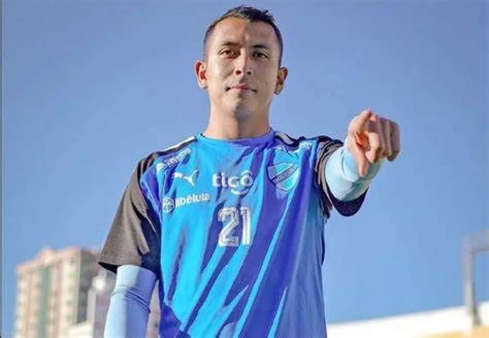 Roberto Carlos Fernández con la casaca de Bolívar que se volverá a calzar. Foto Bolívar