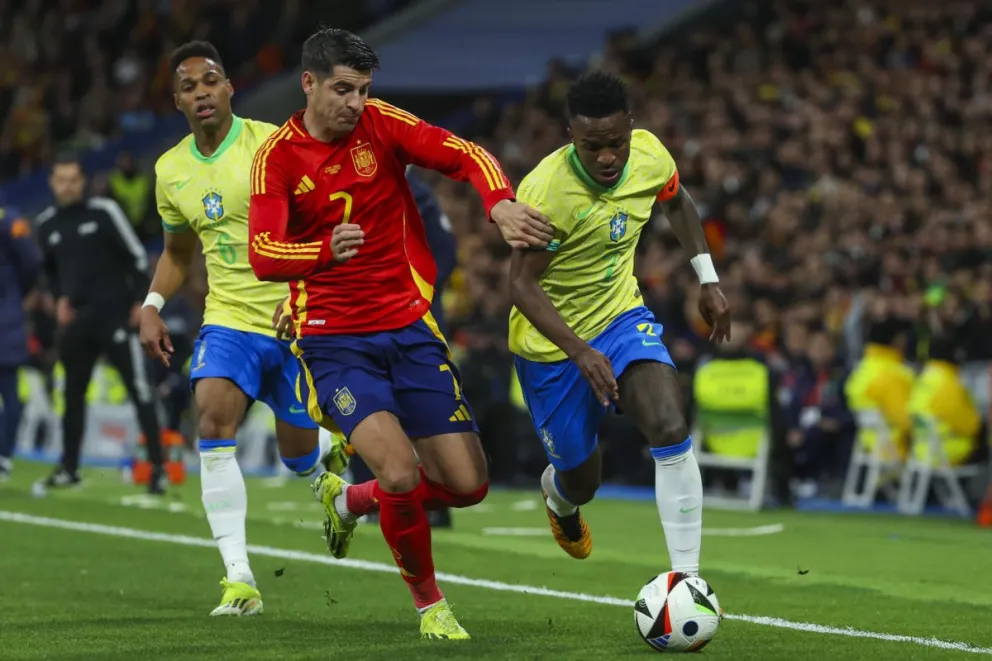 Morata disputa el balón con Vinícius en un  partido amistoso. Foto EFE