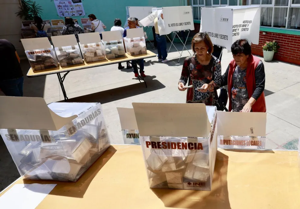 Ciudadanos emiten su voto en las elecciones generales mexicanas este domingo, en un colegio electoral en la ciudad de Toluca en el Estado de México. Foto: EFE