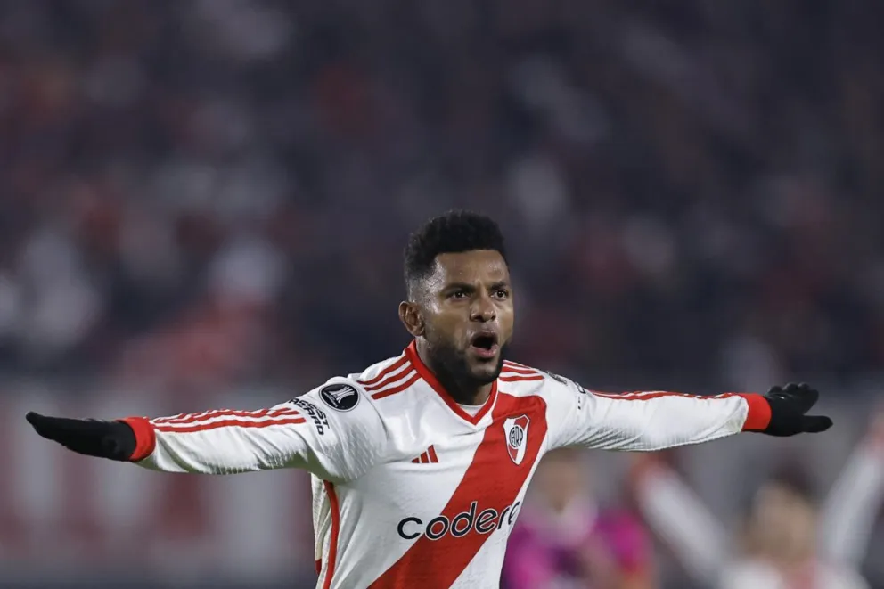 El colombiano Miguel Borja celebra uno de los tres goles que anotó hoy. Foto EFE