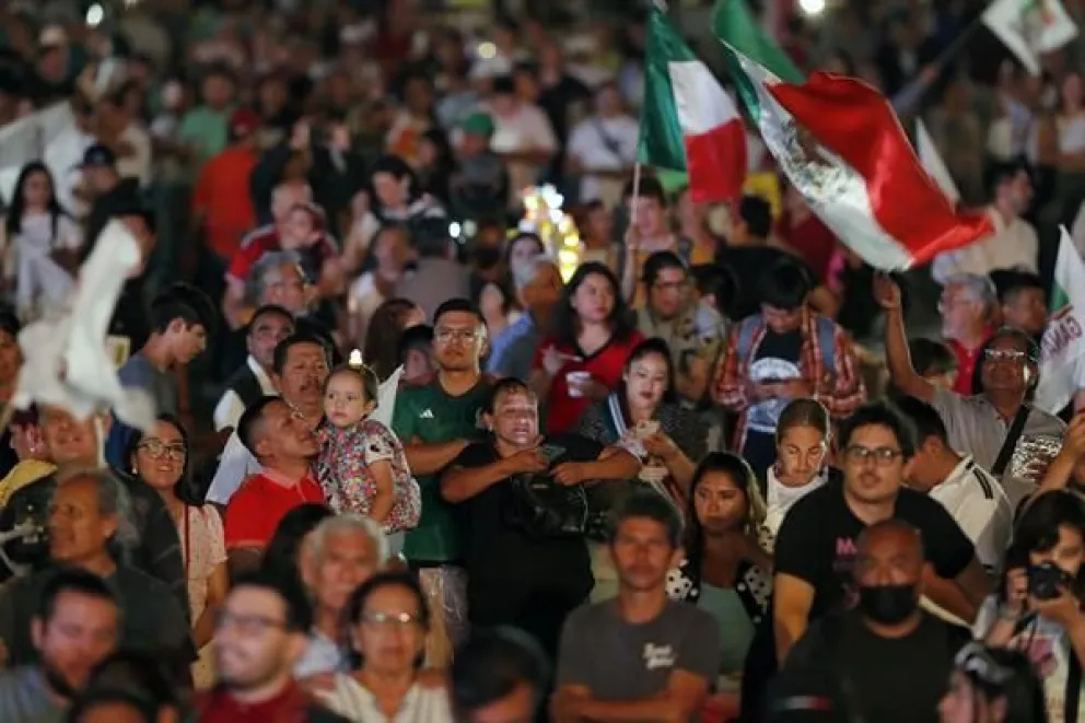 Simpatizantes de la candidata oficialista a la presidencia de México, Claudia Sheinbaum, celebran en el Zócalo tras conocer los primeros resultados en las elecciones generales mexicanas este domingo, en la Ciudad de México (México). EFE/Mario Guzmán