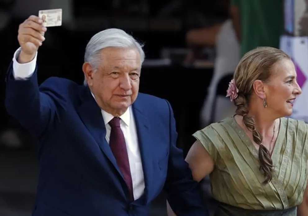 El presidente de México, Andrés Manuel López Obrador (i), en compañía de su esposa, Beatriz Gutiérrez (d), se retira tras votar en las elecciones generales mexicanas este domingo en un colegio electoral en la Ciudad de México (México). EFE/ Mario Guzmán
