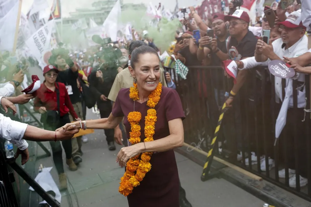  Claudia Sheinbaum saluda a simpatizantes durante su cierre de campaña el 29 de mayo. Foto: EFE