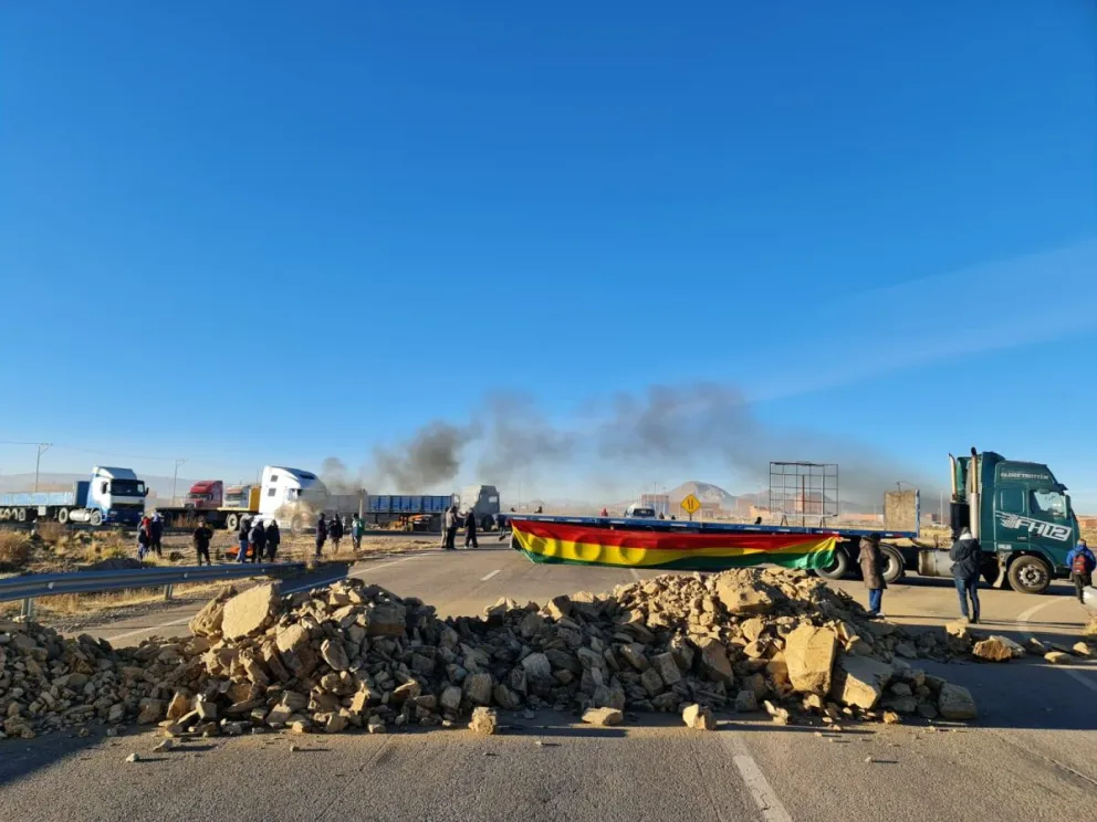 Los bloqueos el sector del Puerto Seco, en la doble vía Oruro-La Paz. Foto: APG