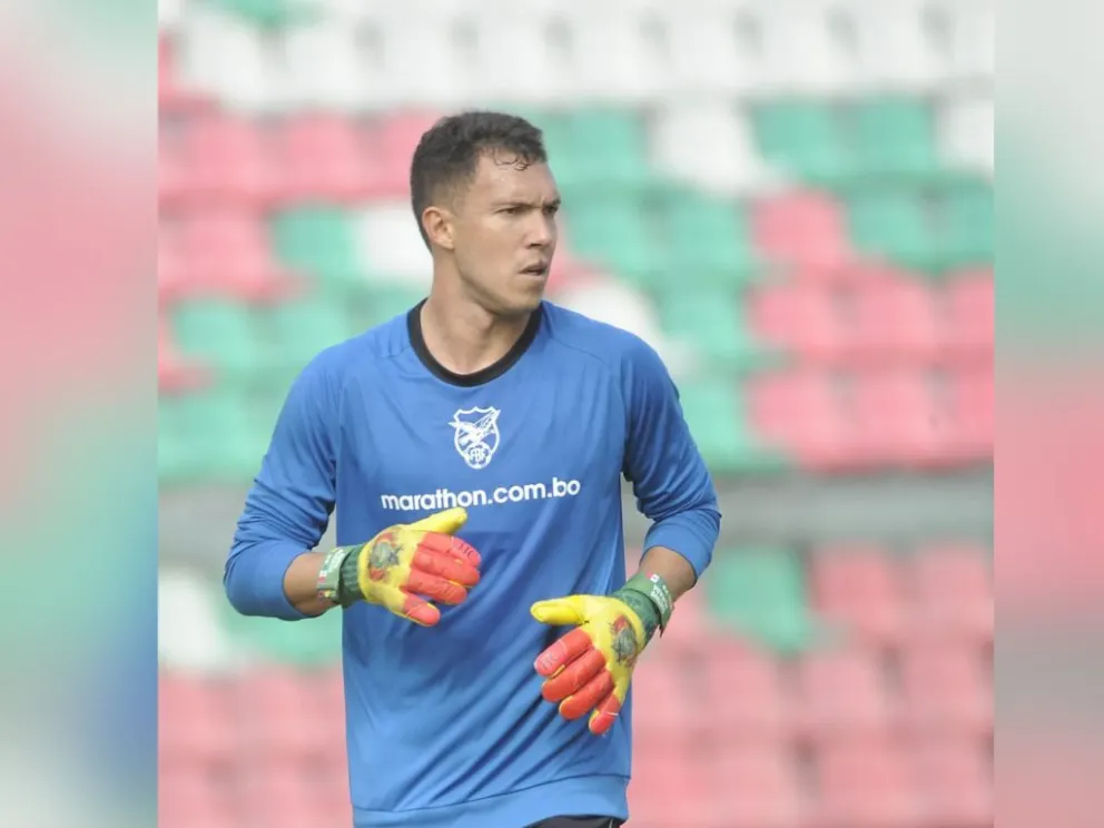 Almada usa sus guantes personalizados durante la práctica de este lunes en el Tahuichi. Foto: APG.