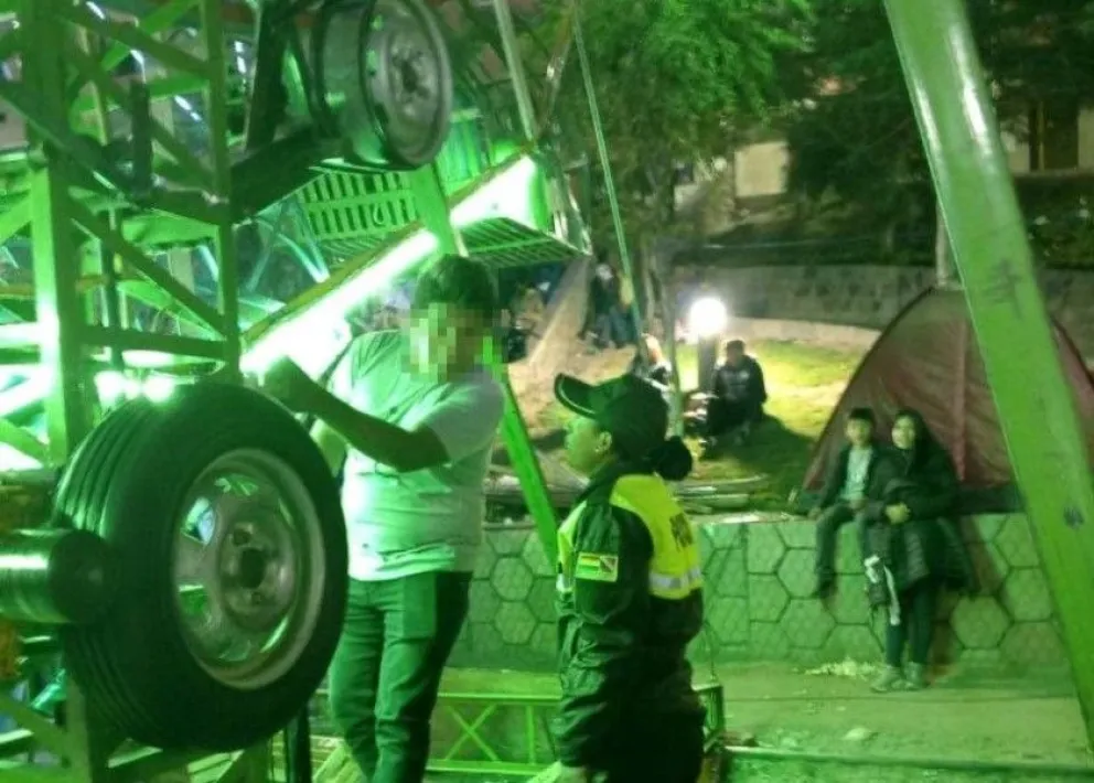 Un operario y una policía en el lugar donde ocurrió el hecho. Foto: El Potosí