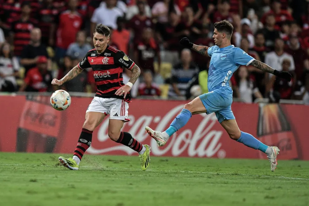 Incidencia del partido jugado en Río de Janeiro entre Bolívar (de celeste) y Flamengo. Foto: APG.
