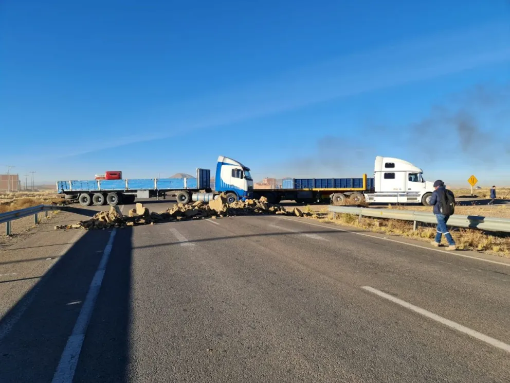 Uno de los bloqueos que se producen este lunes en las carreteras. Foto: APG