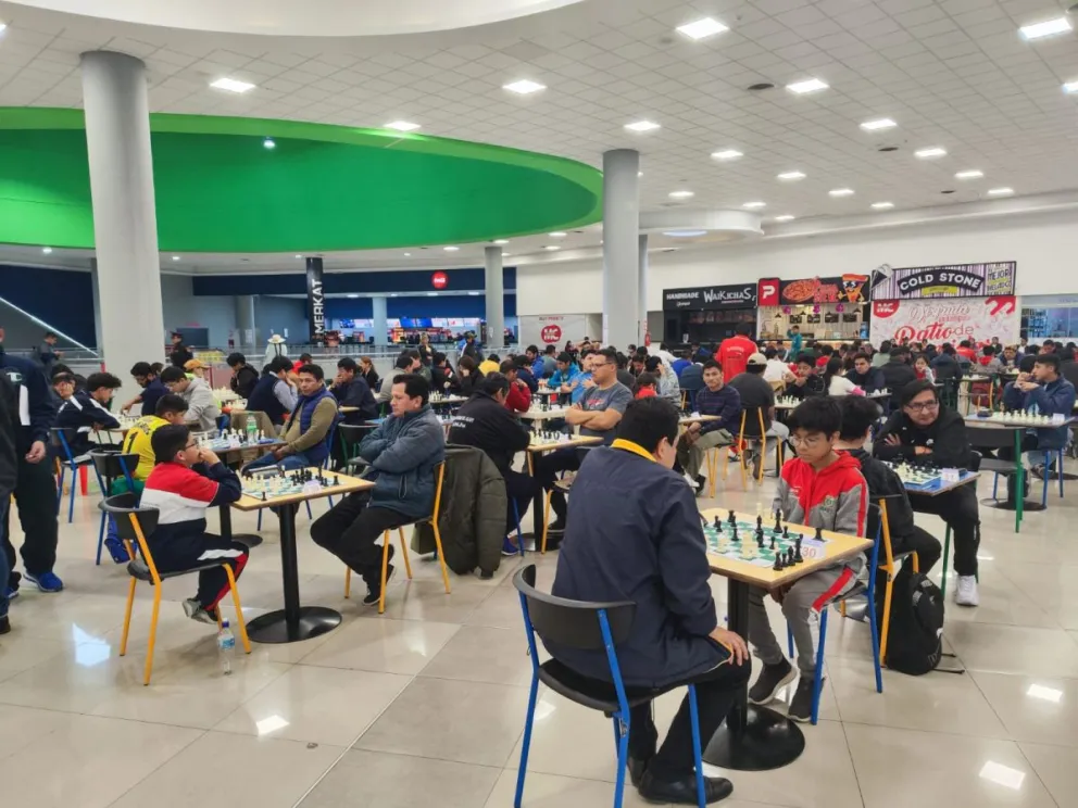 Los pensadores durante las partidas disputadas en Tarija. Foto: Federación Boliviana de Ajedrez.
