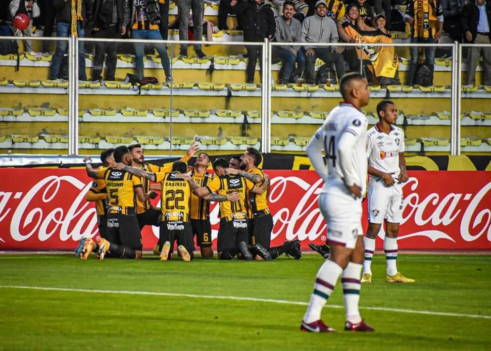Jugadores de The Strongest festejan el gol de Triverio con el que le ganaron a Fluminense en 2023. Foto: Conmebol