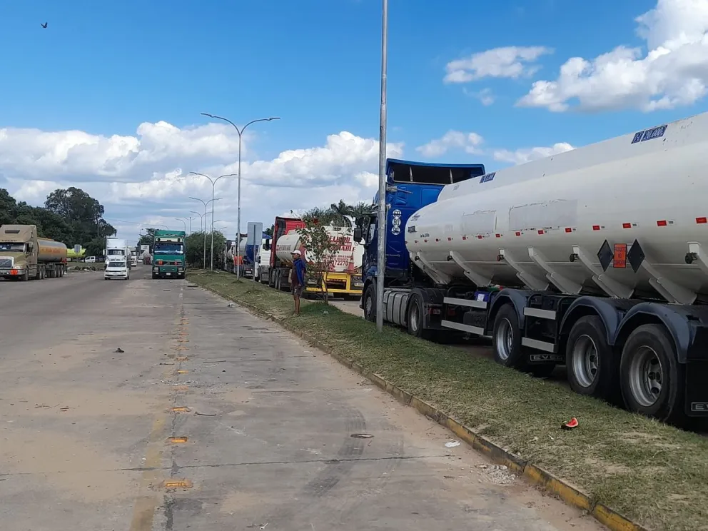 Camiones cisterna cerca de la planta de Palmasola, en Santa Cruz. Foto: DTV