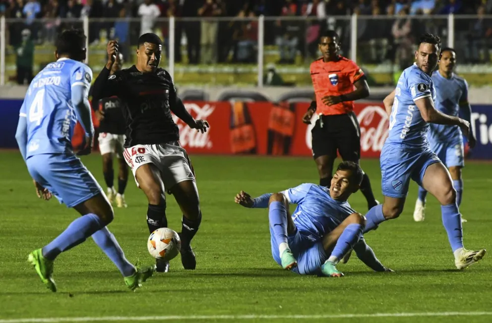 Una incidencia del partido entre Bolívar (de celeste) y Flamengo en La Paz. Foto: APG.
