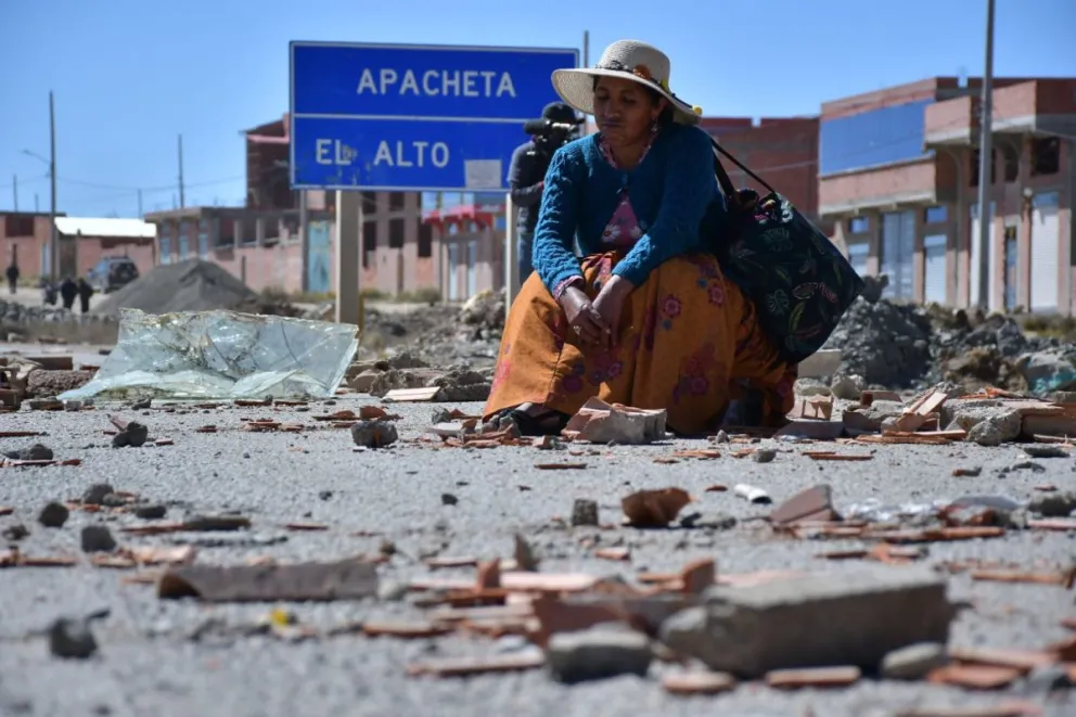 Varias carreteras del país amanecieron con bloqueos este lunes. Foto: APG