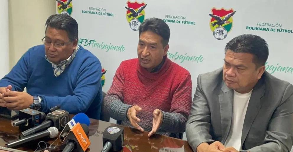 Edwin Callapino (centro), con Víctor Hugo Mansilla (izq.) y Roberto Sandoval anuncian apoyo del Ejecutivo de la FBF a Fernando Costa. Foto: Jorge Asturizaga.