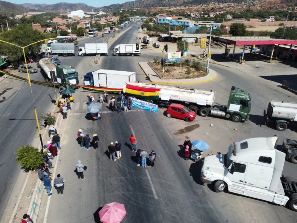 El bloqueo en en sector de Suticollo, en Cochabamba, el lunes. Foto: APG