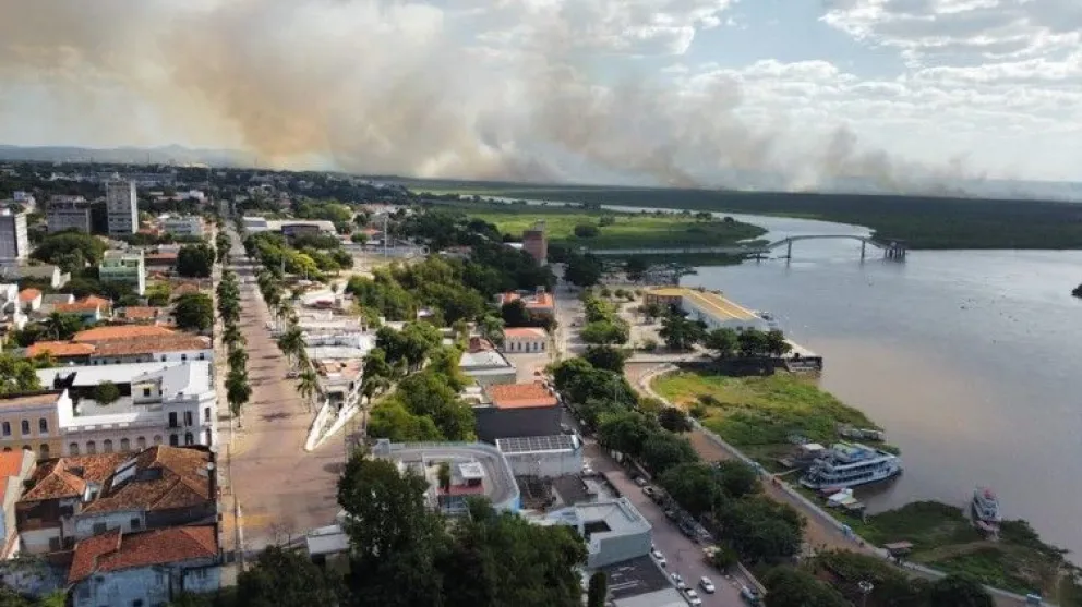 Humo cerca del canal Tamengo, en la ciudad de Corumbá. Foto: Diario Corumbaense