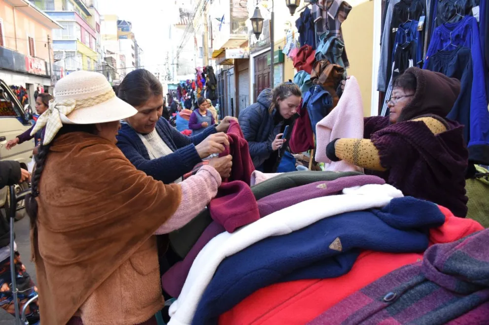 En los mercados la gente busca ropa de abrigo. Foto: APG