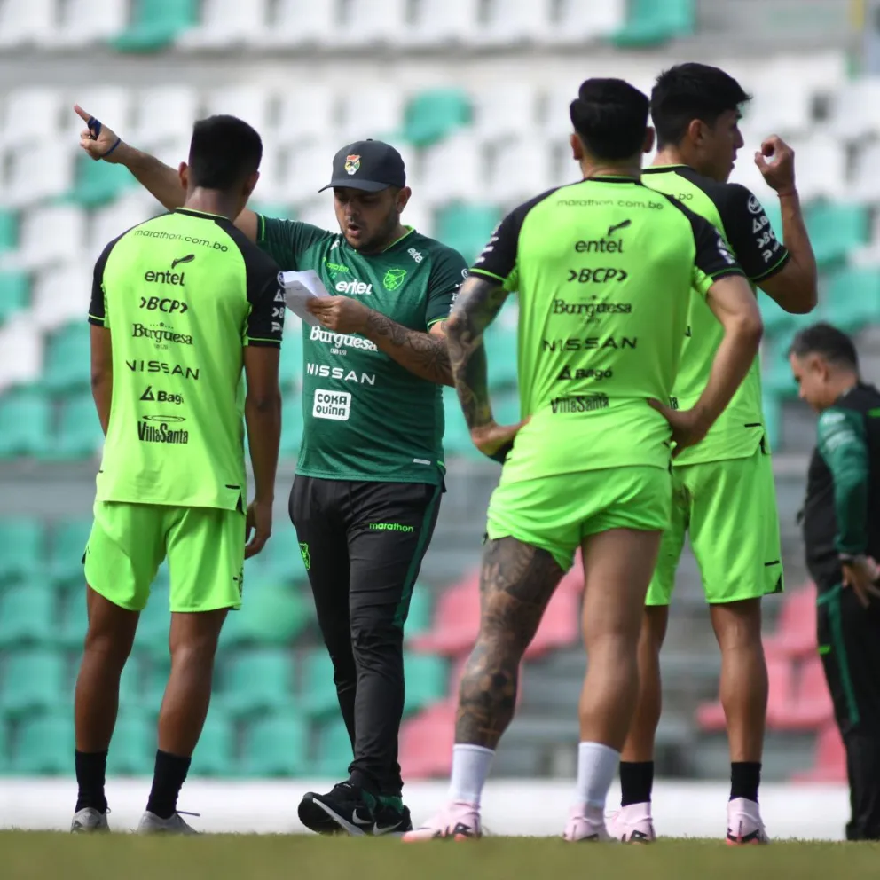 Los integrantes de la Selección junto a uno de los asistentes de Zago en el Tahuichi. Foto FBF