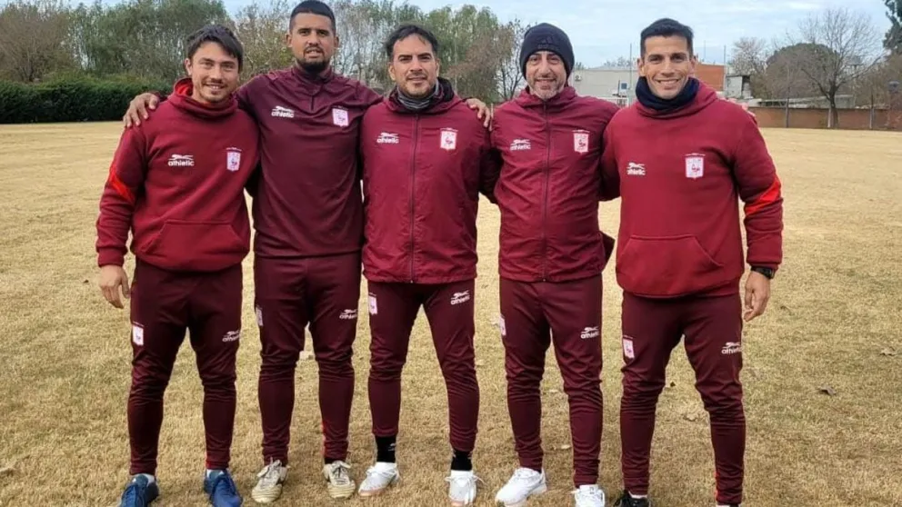 Cristian Díaz posa con los miembros de su cuerpo técnico. Foto Deportivo Morón