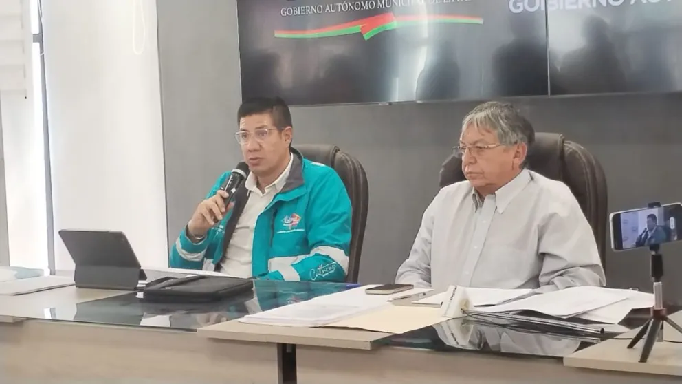 Rodney Miranda, secretario de Cultura, en conferencia de prensa junto al asesor de la Alcaldía, Óscar Navarro. Foto: GAMLP