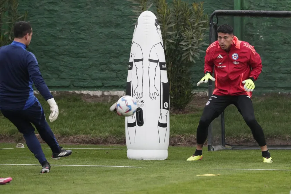 El arquero chileno Cortés en uno de los entrenamientos de su seleccionado. Foto EFE